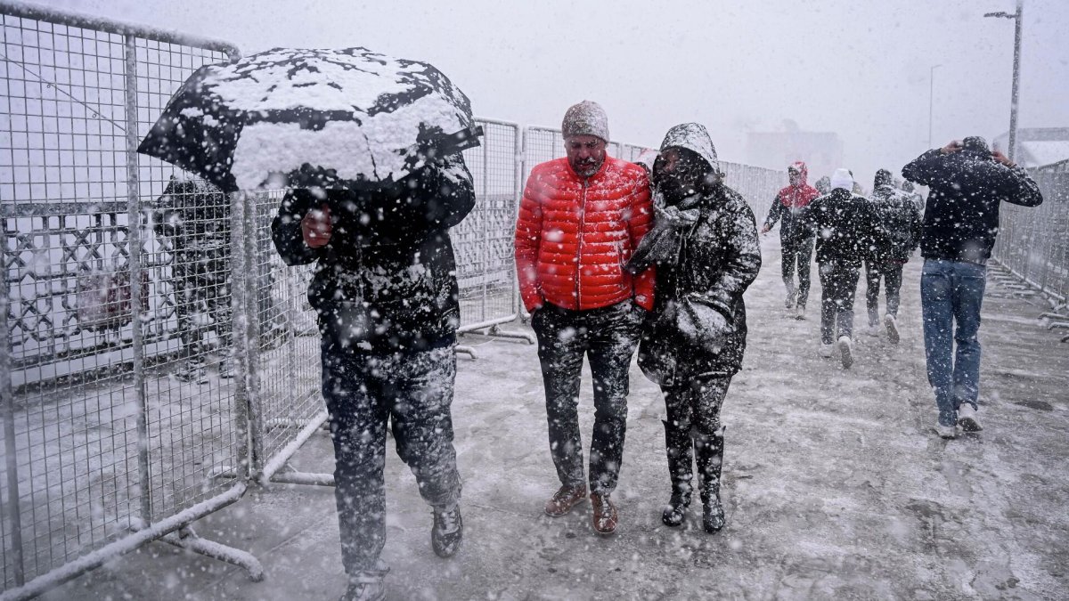 Sıcaklık 4 derece birden düşecek: Kar İstanbul'a geri dönüyor
