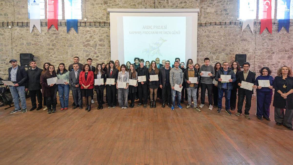 Engelli bireyler ve liseli öğrencilerin birbirleriyle eşleşerek öykü yazdığı çalışma sonuçlandı: Ardıç Projesi kitaplaştı