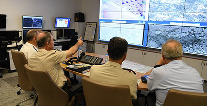 Genelkurmay Başkanlığı komuta merkezinde komutanlar, Fırat Kalkanı'nı böyle yönetiyor