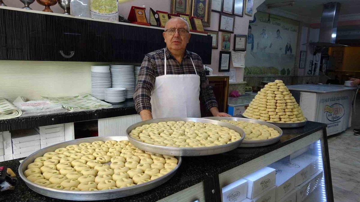 Kilis'te ezber bozan gelenek: Kandil simidi yerine bunu dağıtıyorlar! 3. kuşak usta sırrını verdi