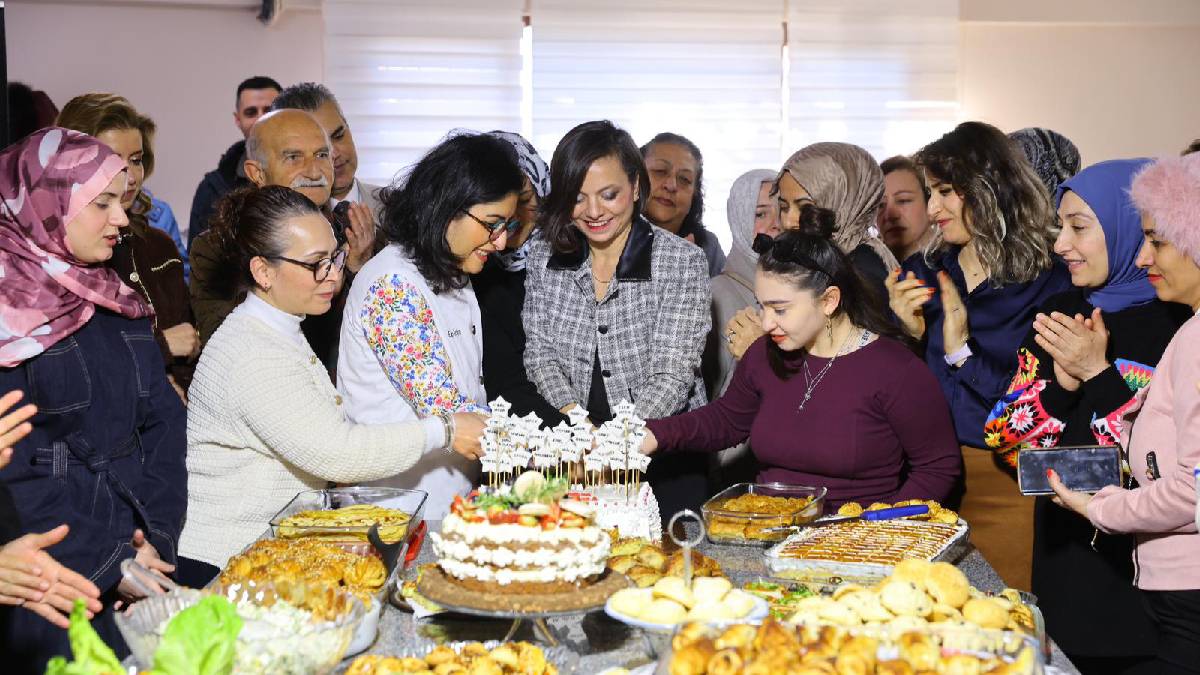 Karabağlar Mutfak Akademi’de kadın emeği taçlandı: Pastacılık Kursu ilk mezunlarını verdi