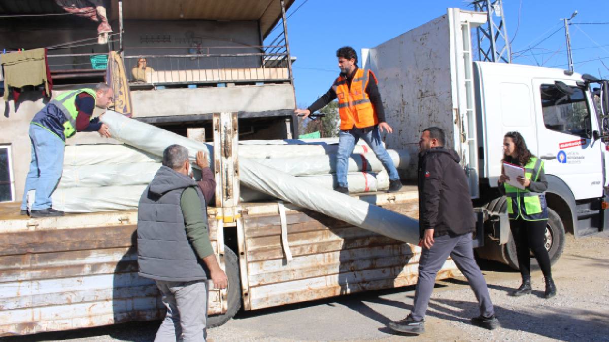 Büyükşehir Belediyesinden hortumdan zarar gören üreticiye destek: Hasar tespitinden dört gün sonra sera naylonları teslim edildi