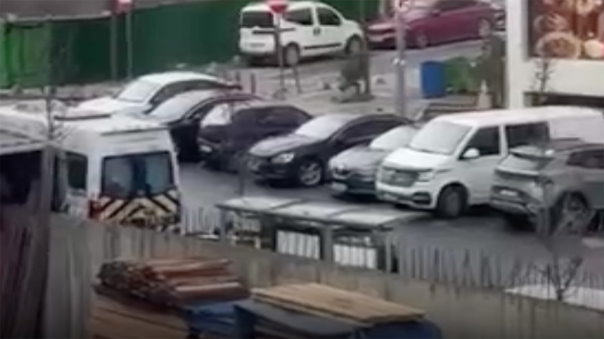 Son dakika! İstanbul'da sokak ortasında araca silahlı saldırı! O anlar kamerada