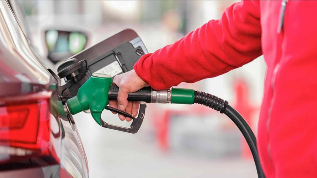 Son dakika! Akaryakıtta 'çifte' şok! Bu gece benzin, cumartesi motorin... Rakamlar dudak uçuklatıyor