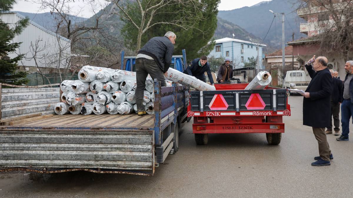 Lodostan zarar gören seralara Büyükşehir desteği: 36 üreticiye, tamamen hibe olarak sera naylonu dağıtıldı