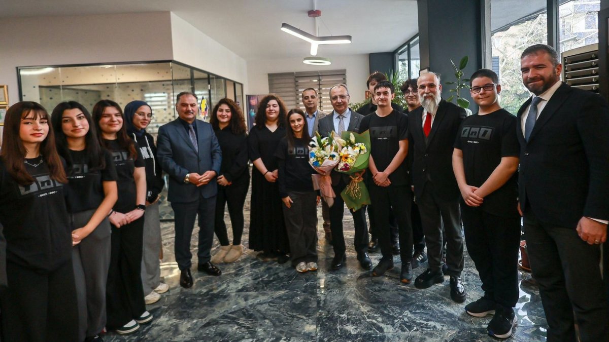 Ümraniye Kaymakamı Çelik başarılı öğrencilere onur belgelerini takdim etti