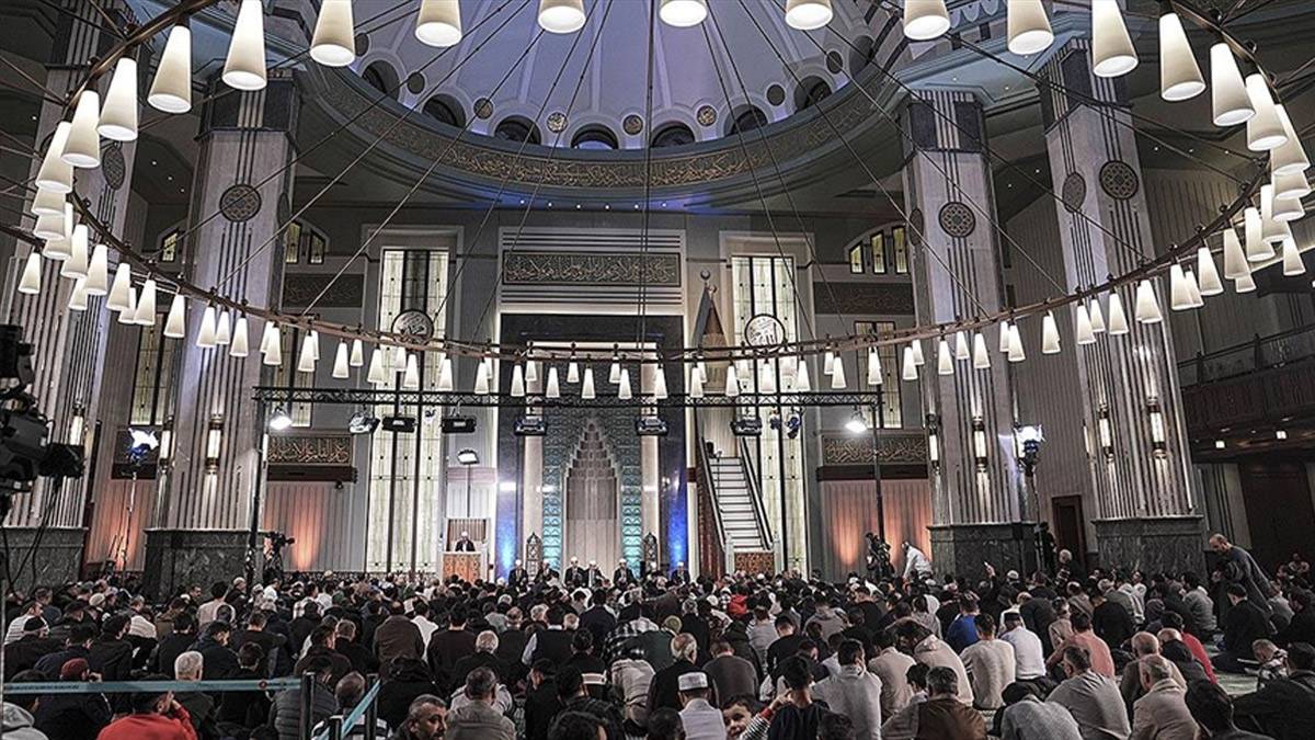 Eller semaya kalktı: Miraç Kandili dualarla idrak edildi