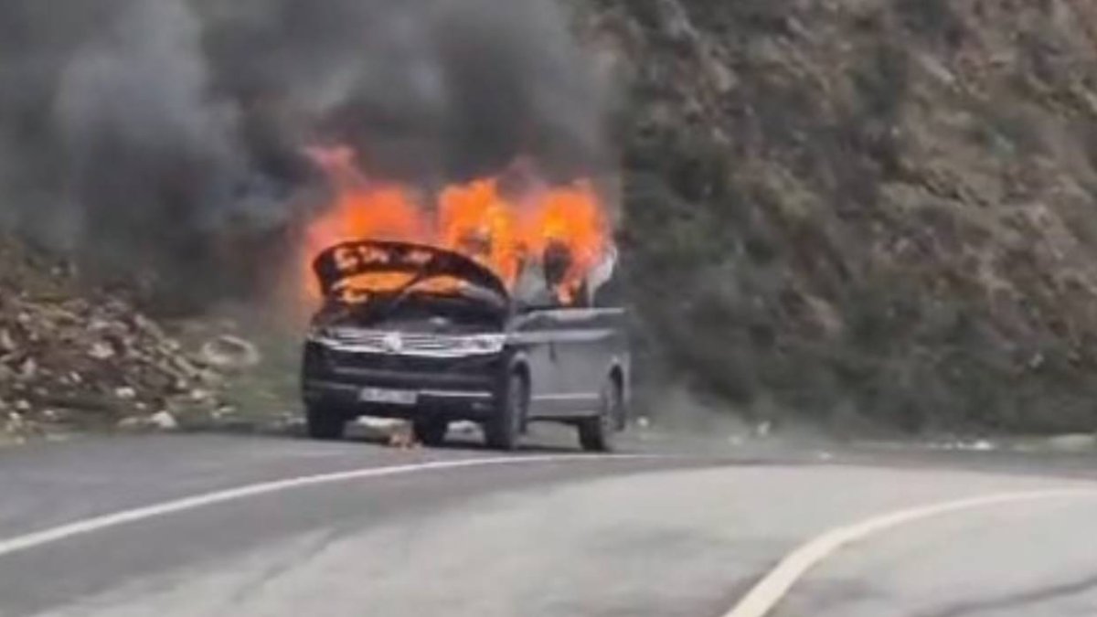 Her şey bir anda oldu! Seyir halindeki araç alev topuna döndü: Sürücü saniyelerle kurtuldu