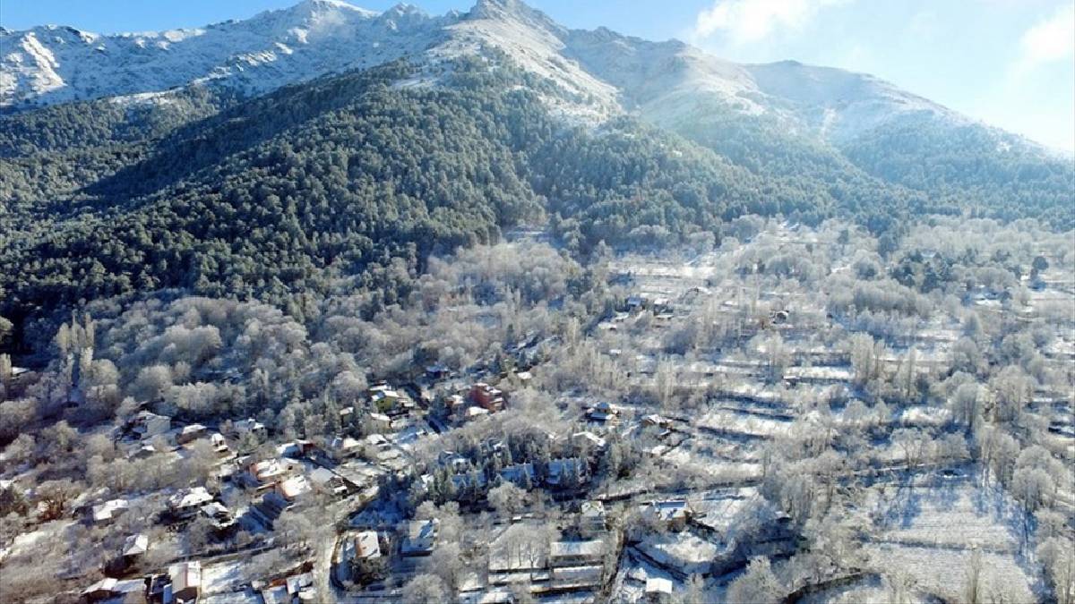 Kışın beyaza yazın yeşile bürünüyor! Herkes Alpler sanıyor ama Ege’de: Bu rota gideni hayran bırakıyor