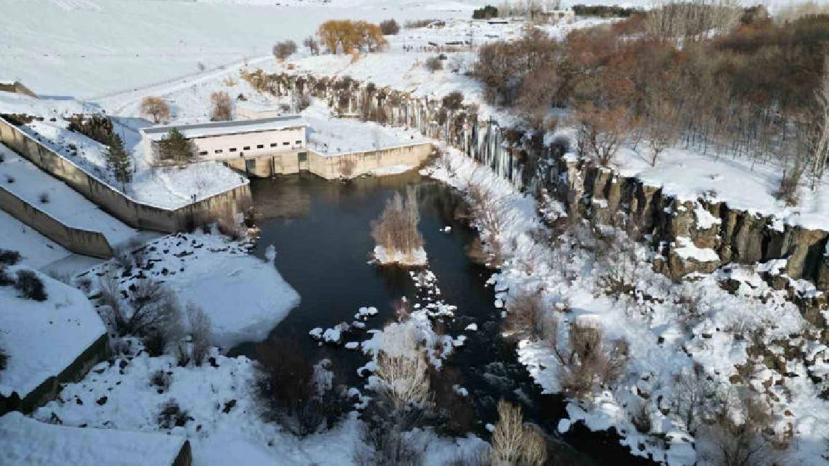 Karın kapattığı yollar açılınca herkes akın etti! Metrelerce buz sarkıtından görsel şölen: Kışın en büyüleyici manzarası