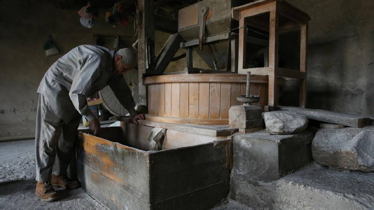 75 yaşında ata mirası çarkları döndürüyor! Bir köyün ihtiyacını o karşılıyor: 200 yıllık mirasa sahip çıkıyor