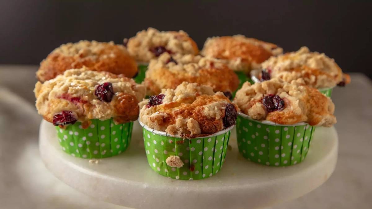 Tatlı ve ekşiyi bir arada sevenlerin favorisi! Vişneli crumble muffin tarifi