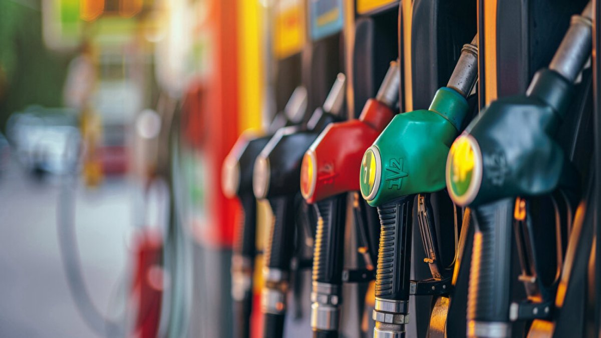 Araç sahiplerine hafta sonu müjdesi: Benzine bu gece indirim geliyor