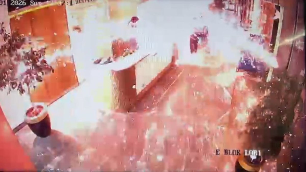 Lüks sitede kargo dehşeti! Paket bomba gibi patladı: O anlar kamerada