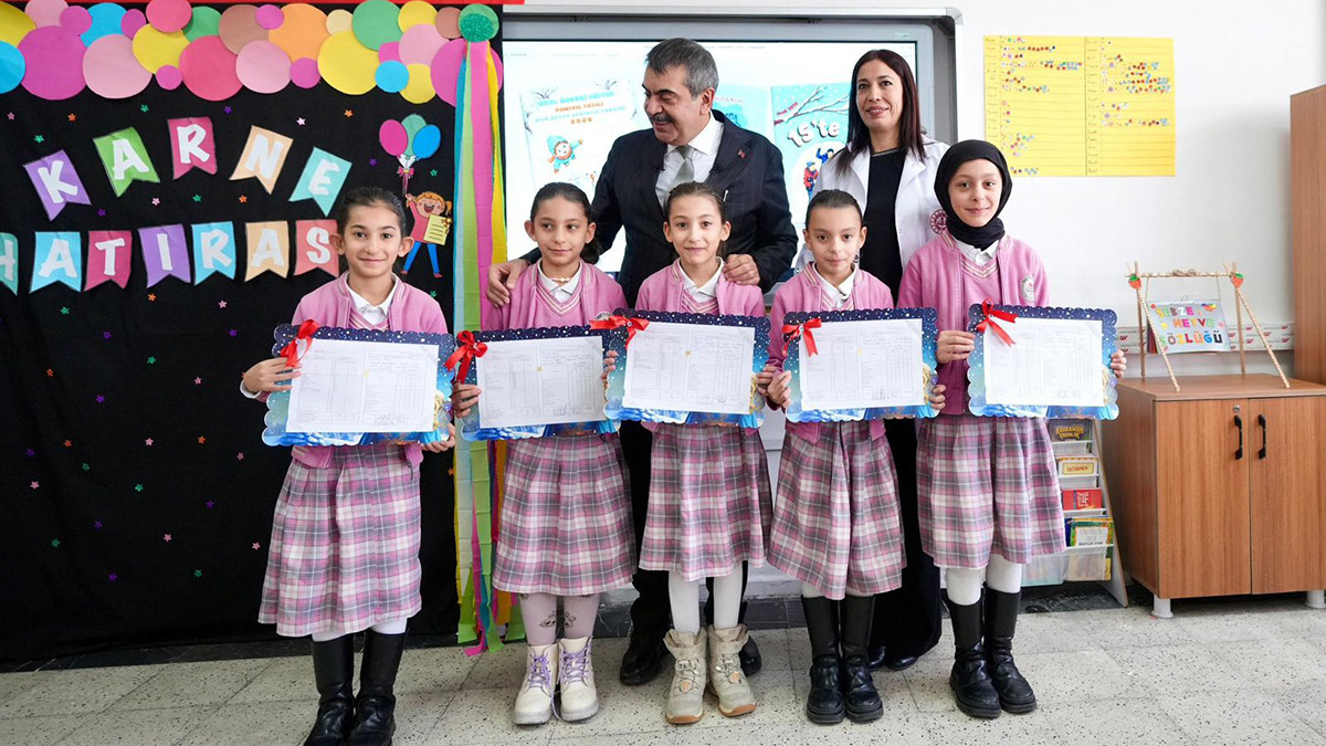 Milli Eğitim Bakanı Tekin'den Ağrı'da beşizlere karne sürprizi