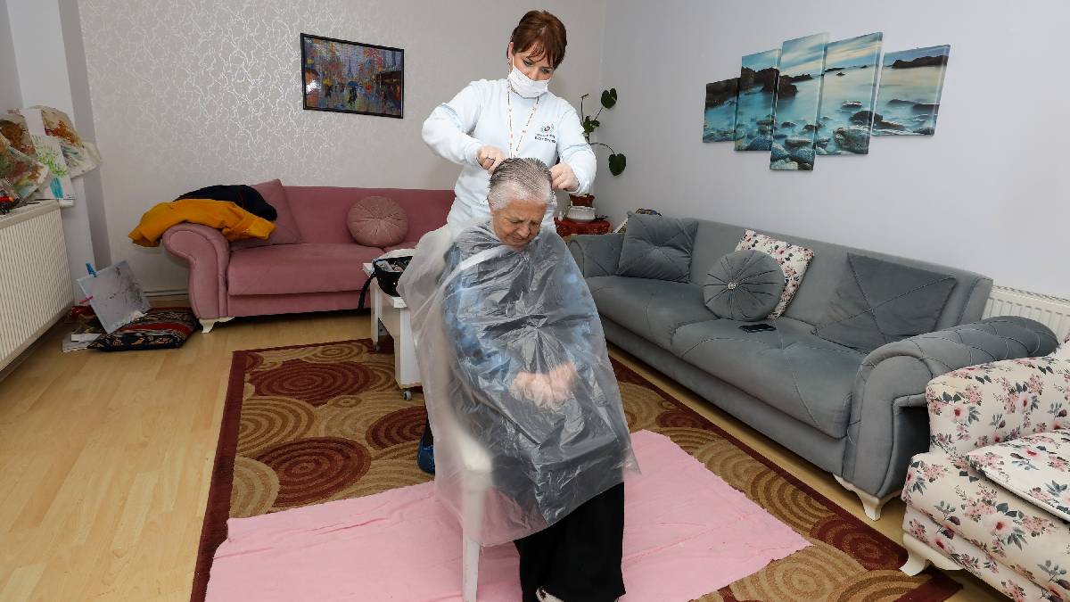 Gaziemir Belediyesinden vatandaşların hayatına dokunan hizmet: 1056 kişiye Evde Kuaför Hizmeti