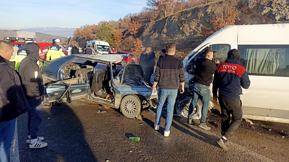 Öğrenci servisi ile otomobil çarpıştı: Ölü ve yaralılar var