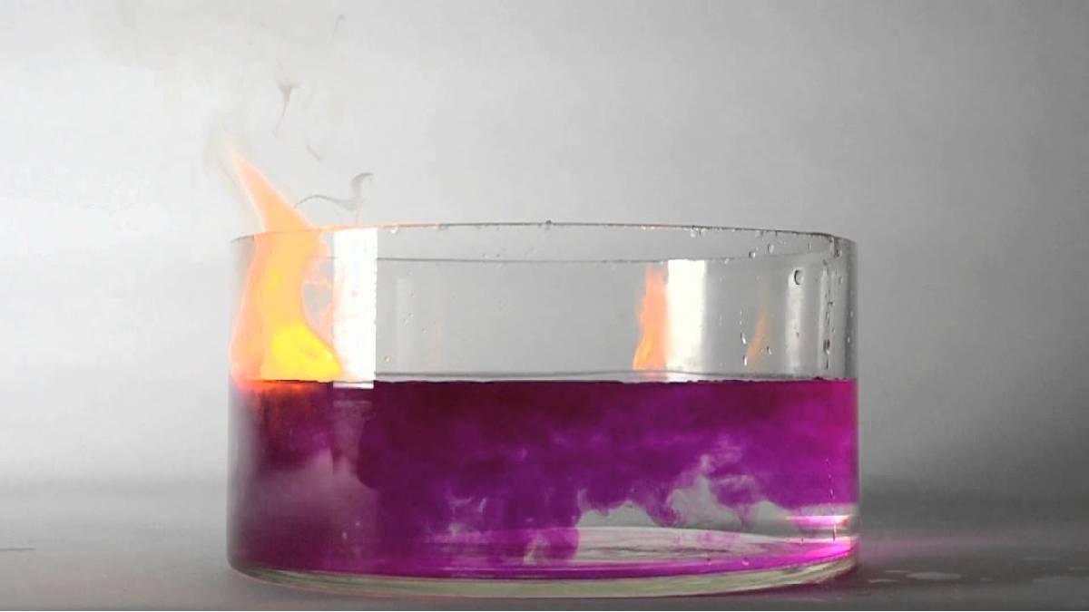 Laboratuvarda pembe mucizesi! Sodyum metali suya atıldığında neler olur? Görünmez gaz bir anda patlıyor