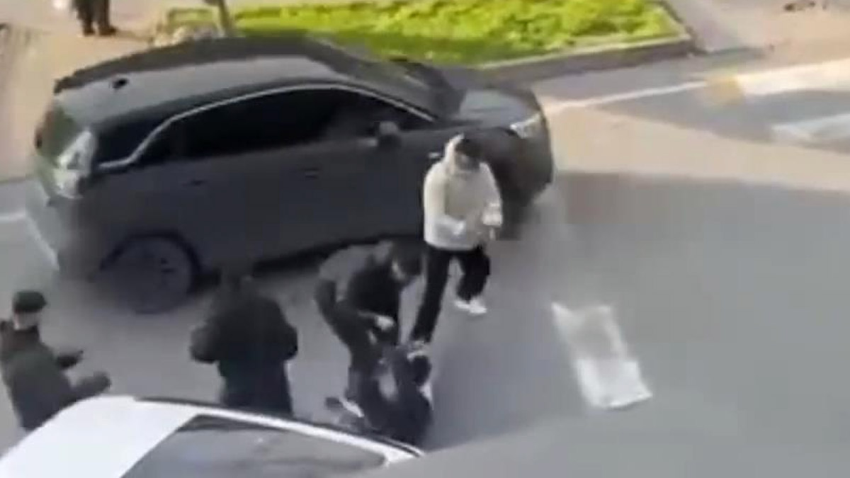 Büyükçekmece’de sokak ortasında şiddet! Yere yatırıp darp ettiler, oyuncak silahla ateş ettiler