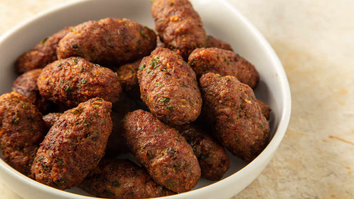Kasapların sır gibi sakladığı yöntem: Meğer köftenin içine bir kaşık koymak yetiyormuş!