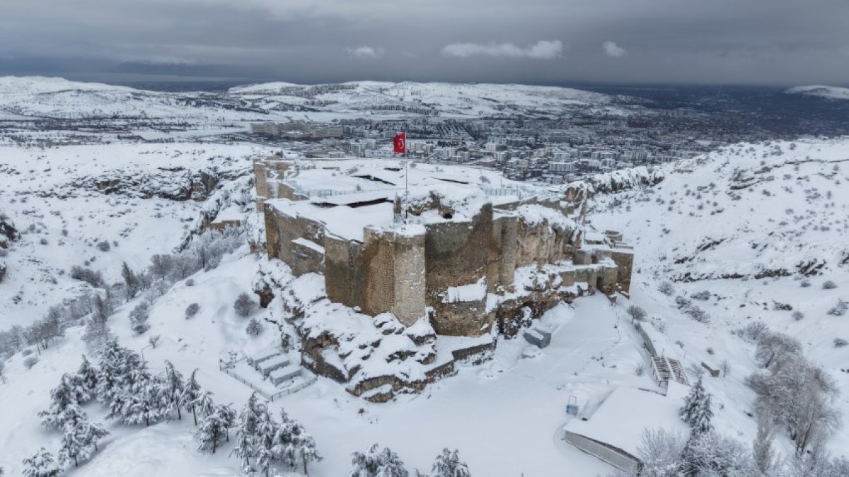 Pisa Kulesi'nden daha eğiri yapısıyla dikkat çekiyor! Su kıtlığı var diye harcı sütle hazırlanmış: İşte ülkemizin Süt Kalesi!