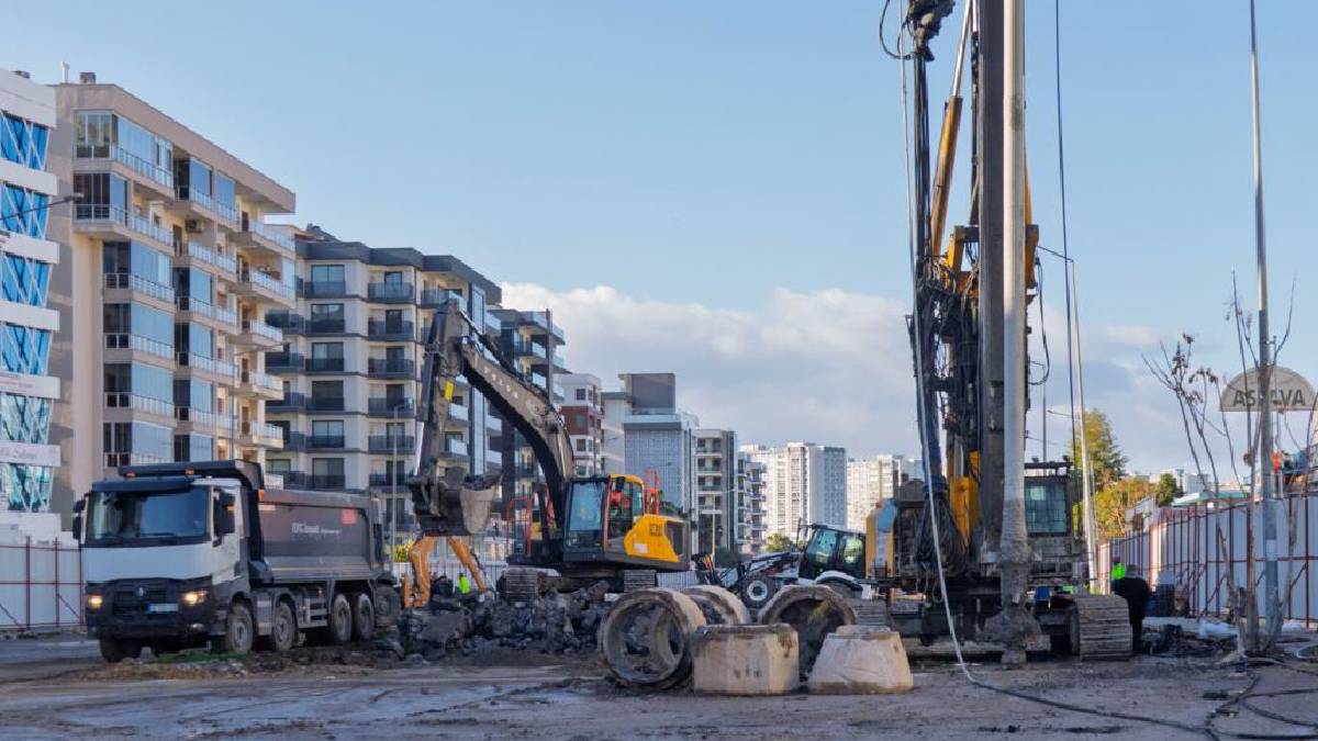 Karşıyaka’da kesintisiz ulaşım için dev yatırım:  Şemikler Taşıt Üst Geçidi’nin yapımına başlandı