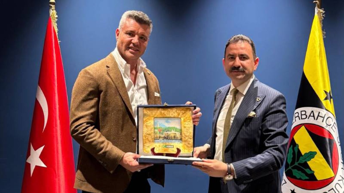 Yeşilay'dan Fenerbahçe Başkanı Sadettin Saran'a plaket