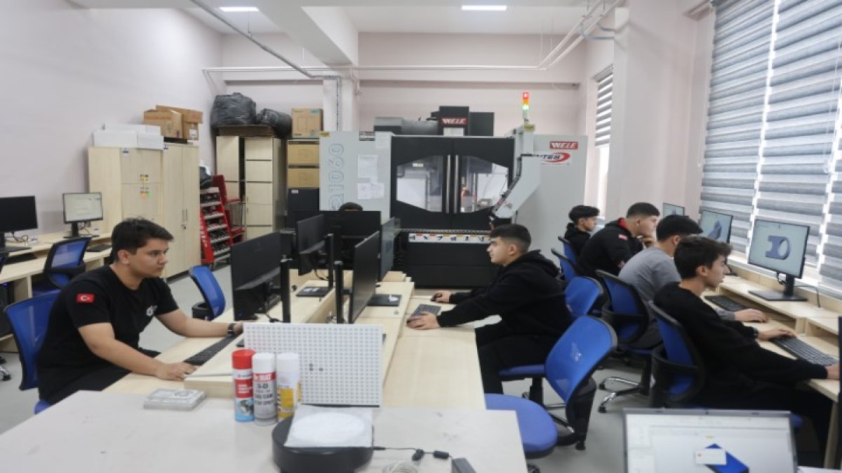 Bu lise fabrikalara taş çıkartır! Burası okul değil, resmen fabrika! Liseli gençler 12 milyon lira ciroya ulaştı