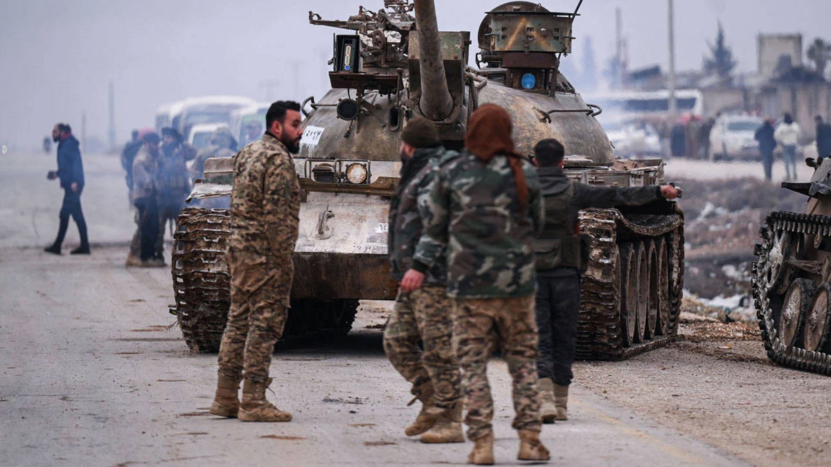 Suriye ordusu Tabka'ya ileriyor: YPG/SDG unsurları bölgeden ayrılmaya başladı