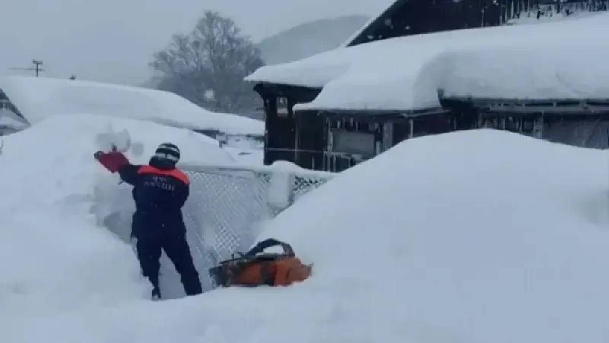 Son 30 yılın en yoğun kar yağışı yaşanıyor! Kamçatka’da kar kütleleri dördüncü kata kadar yükseldi