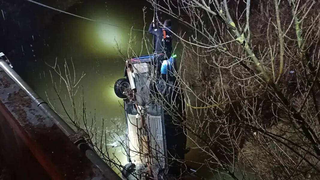 Kandıra’da otomobil Sarısu Çayı’na düştü: Baba ve oğul hayatını kaybetti