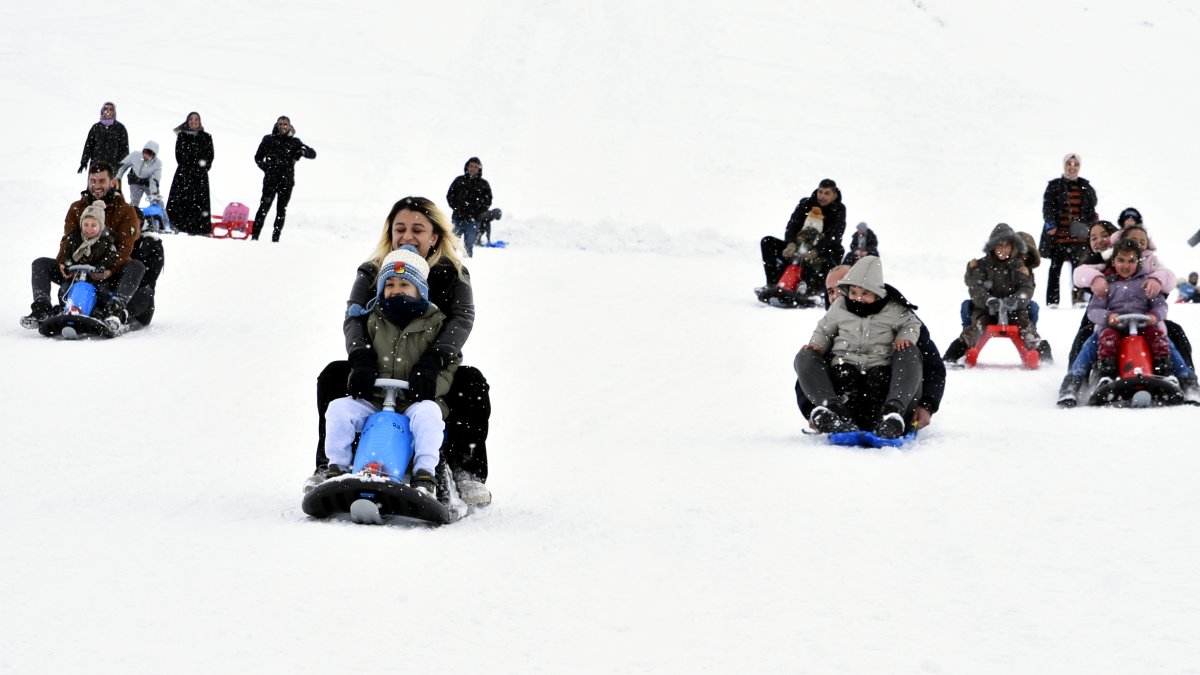 Bitlis'te sömestr coşkusu! Kayak merkezi tatilcilerin akınına uğradı!