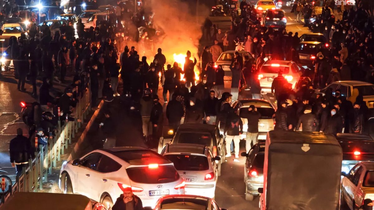 Batı medyası: İranlı yetkili, protestolarda ölümlerin 5 bin olduğunu söyledi