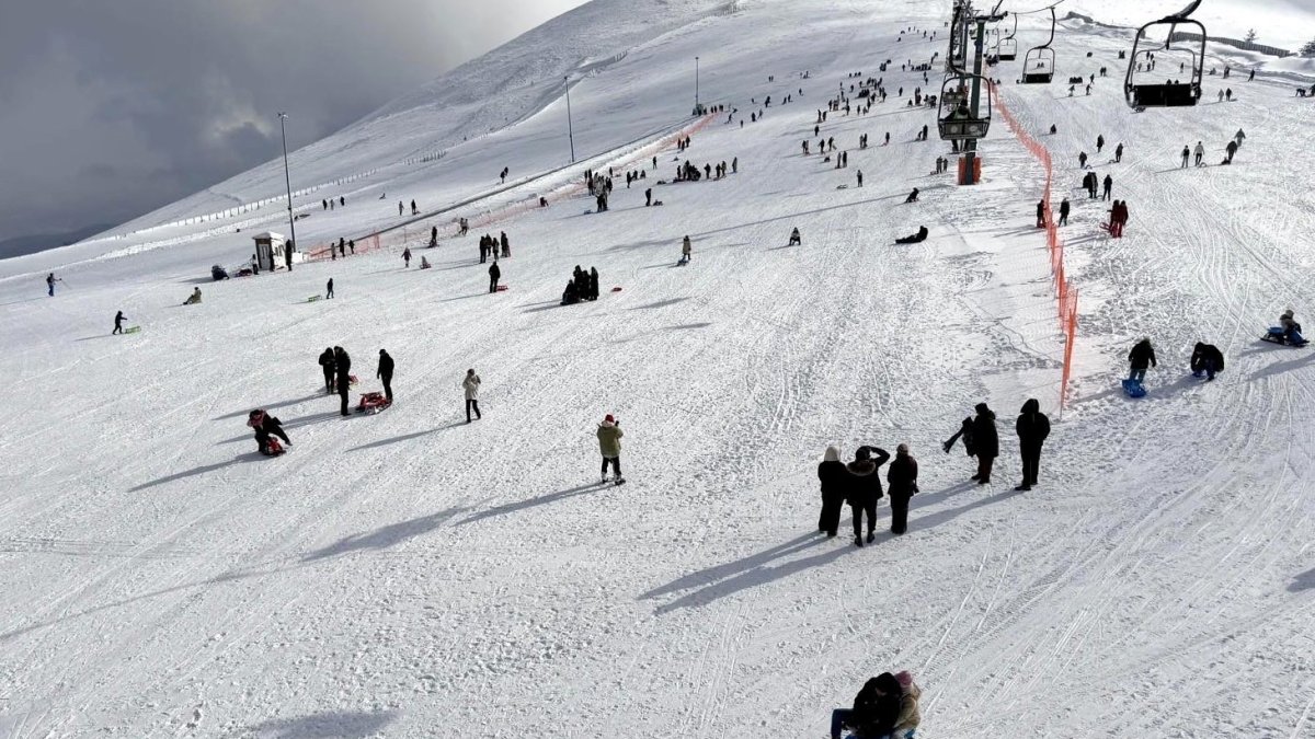 Sömestir tatili bereketiyle geldi! Dağlar kar tuttu, vatandaşlar kayak merkezine akın etti