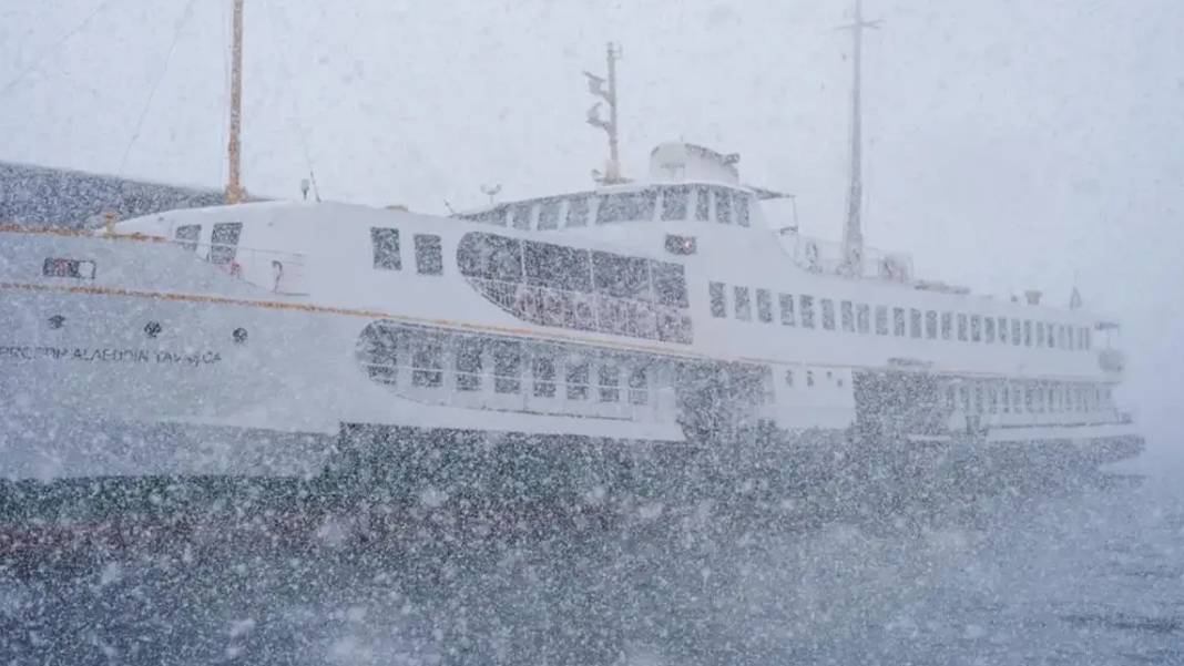 İstanbul’da bazı vapur seferlerine kar engeli