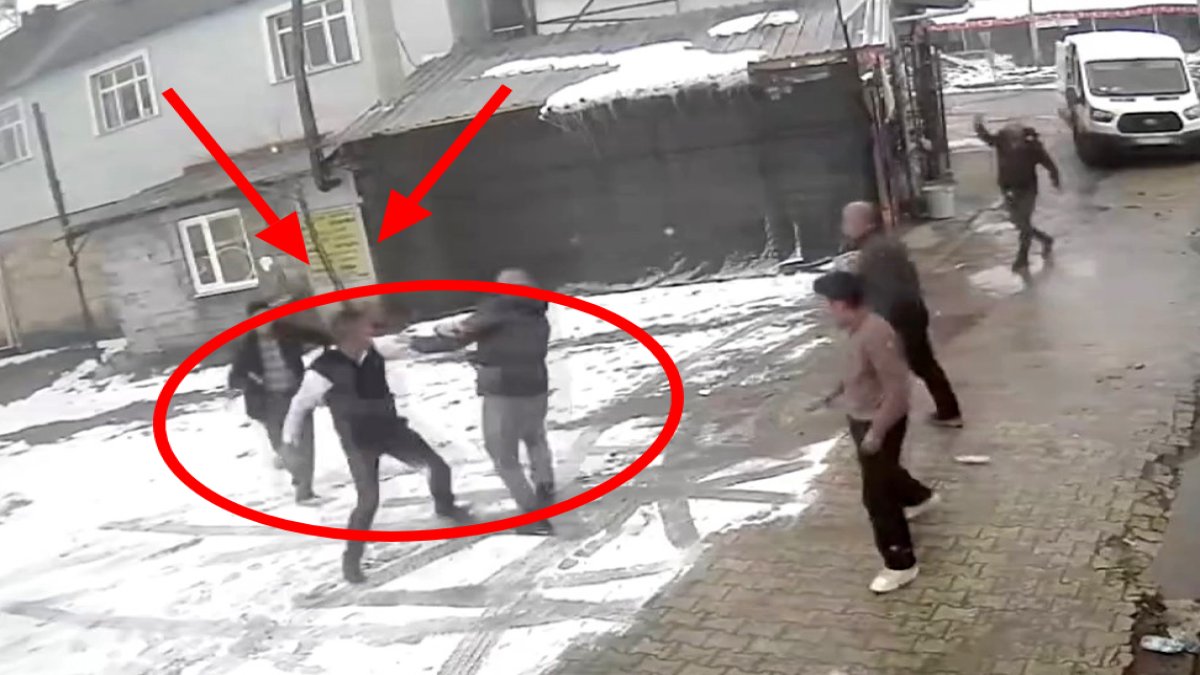 Elazığ’da yol kenarında sopalı kavga! Şehirlerarası otobüse saldırdılar: Duvara tuvaletini yapan yolcu yüzünden çıktı