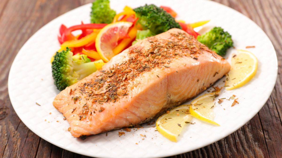 Fırında Sebzeli ve Limonlu Somon: Misafirlerinize restoran keyfinde bir lezzet yapın