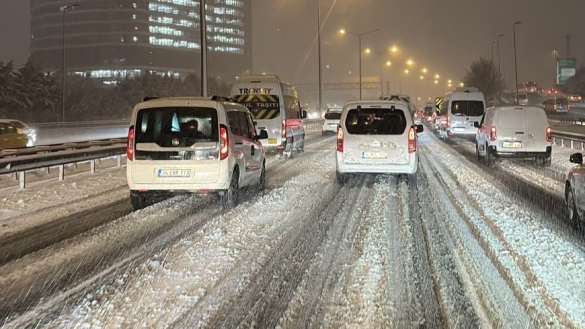İstanbul'da "beyaz kabus" kenti esir aldı: TEM Otoyolu kapandı