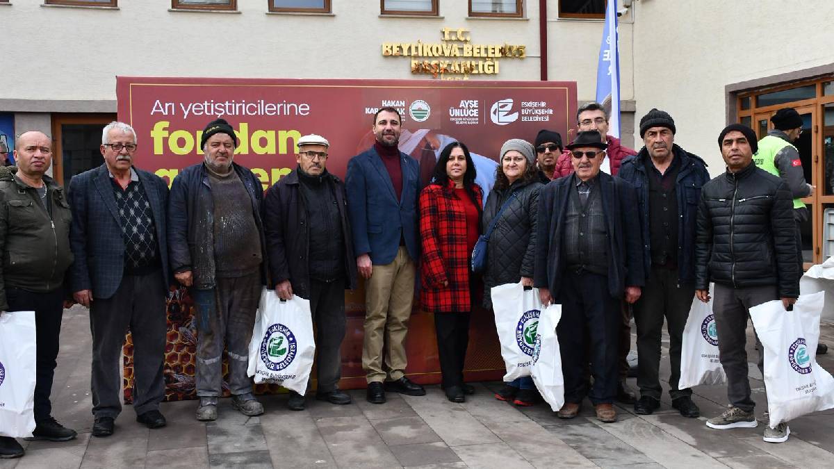 Büyükşehir Belediyesi, kırsal kalkınmayı desteklemeyi sürdürüyor: Üreticilere fondan arı yemi dağıtımı gerçekleştirildi