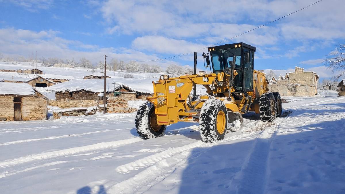 Büyükşehirden hayat kurtaran müdahale: Yoğun kar yağışı nedeniyle mahsur kalan hasta vatandaş, hastaneye ulaştırıldı