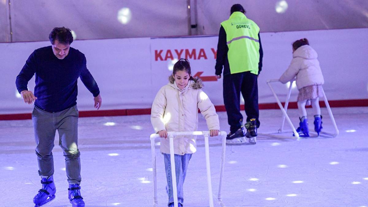 İzmir'de kışın keyfi buzda yaşanıyor