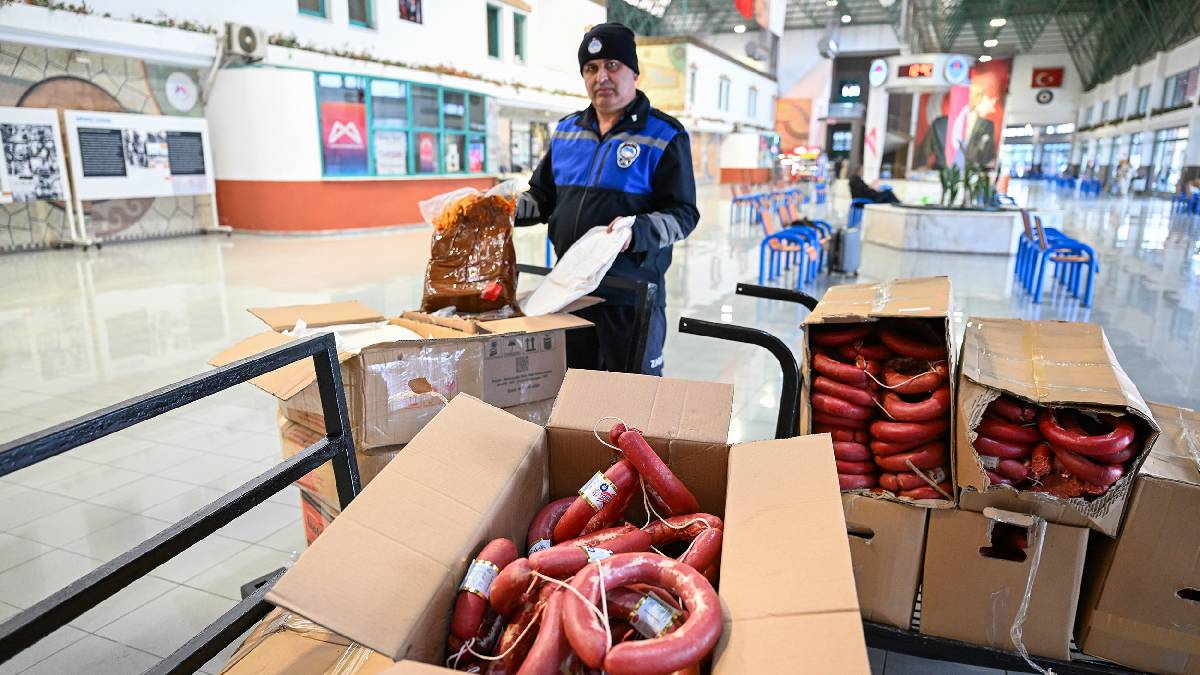Mersin'de yolcu otobüsünde uygunsuz taşınan gıda ürünlerine el konularak imha edildi