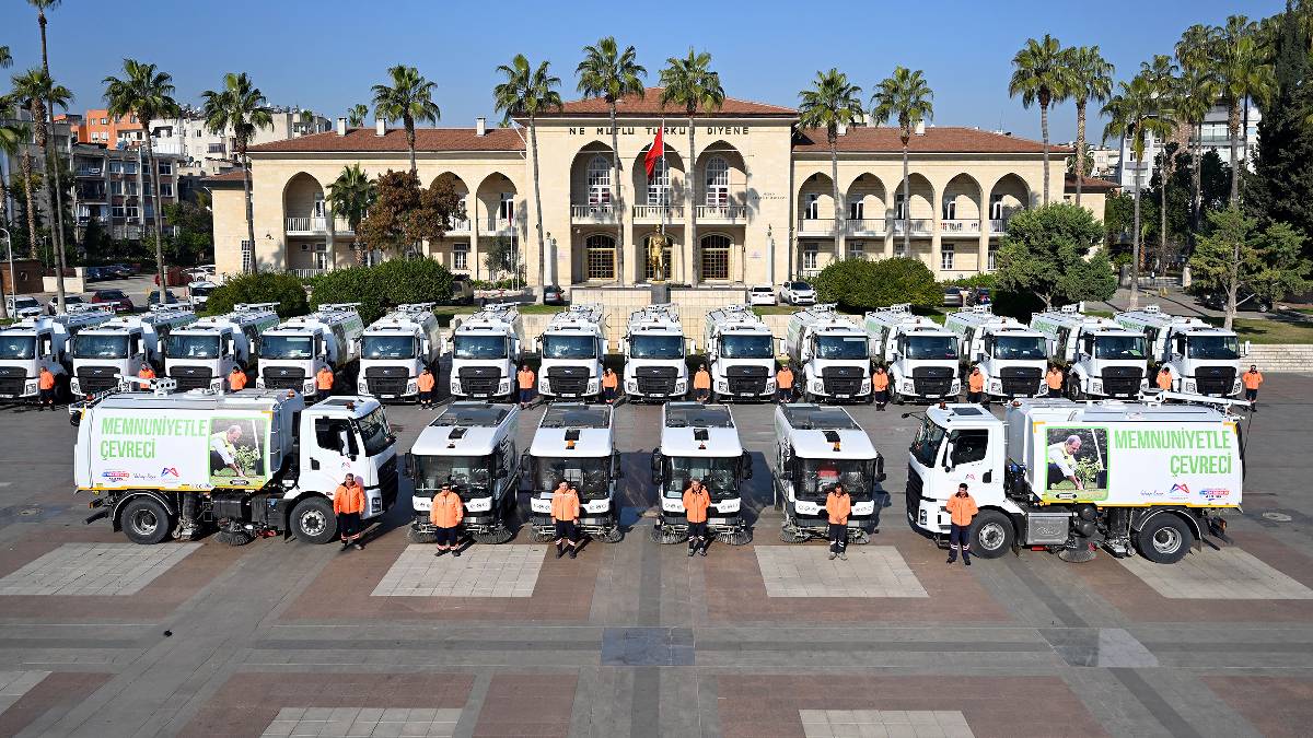 Mersin Büyükşehir’in temizlik araç filosu’na 22 büyük yol süpürme aracı eklendi