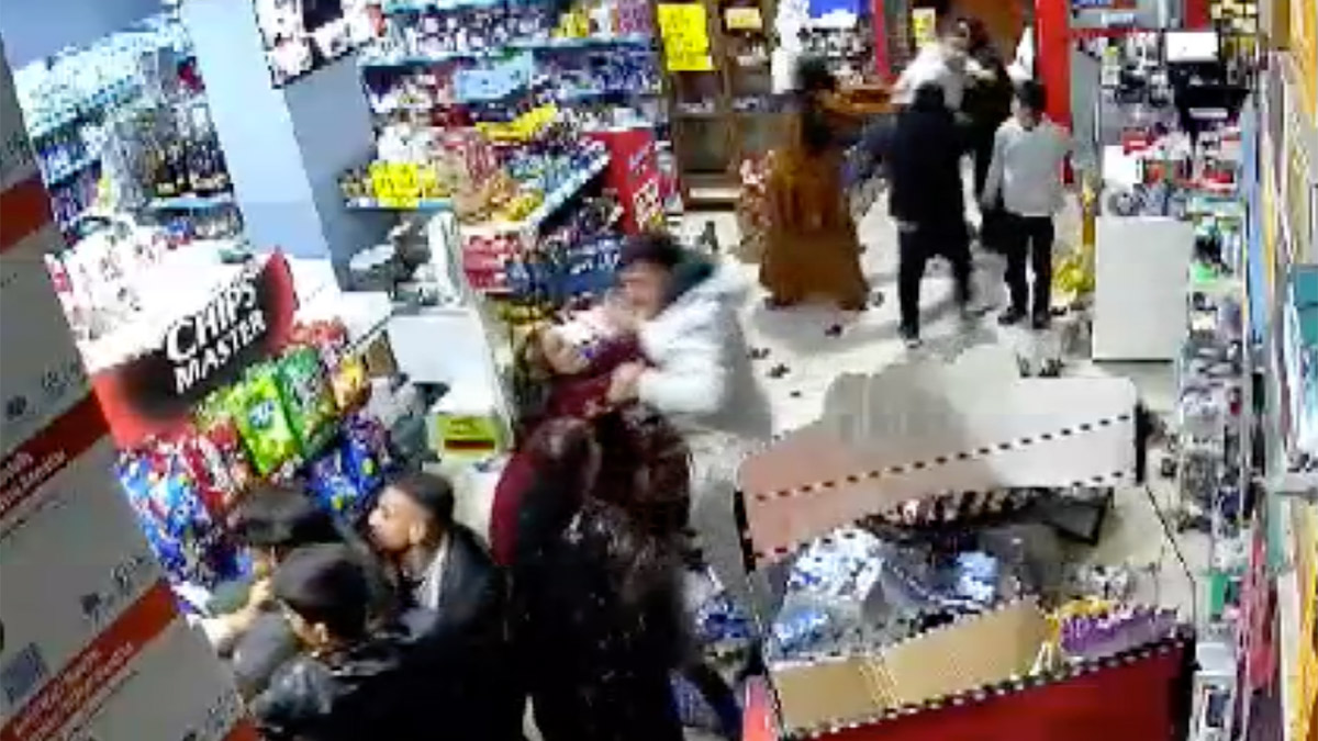 Markette akrabalar arasında kavga kamerada! Ortalık bir anda karıştı