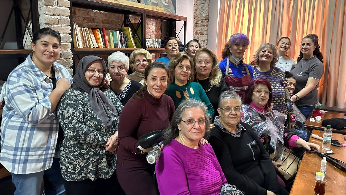 Muratpaşa Belediyesinden kuşaklar ve kültürler arası dayanışma örneği: Yaşlı Evleri’nde kişisel bakım uygulaması yapıldı