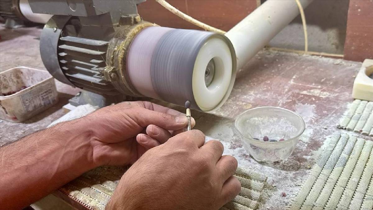 Doğal taşlar hükümlülerin elinde dönüşüyor! Hem takı hem hediyelik: Ahilik kültürüyle yetişerek kendilerini geliştiriyorlar