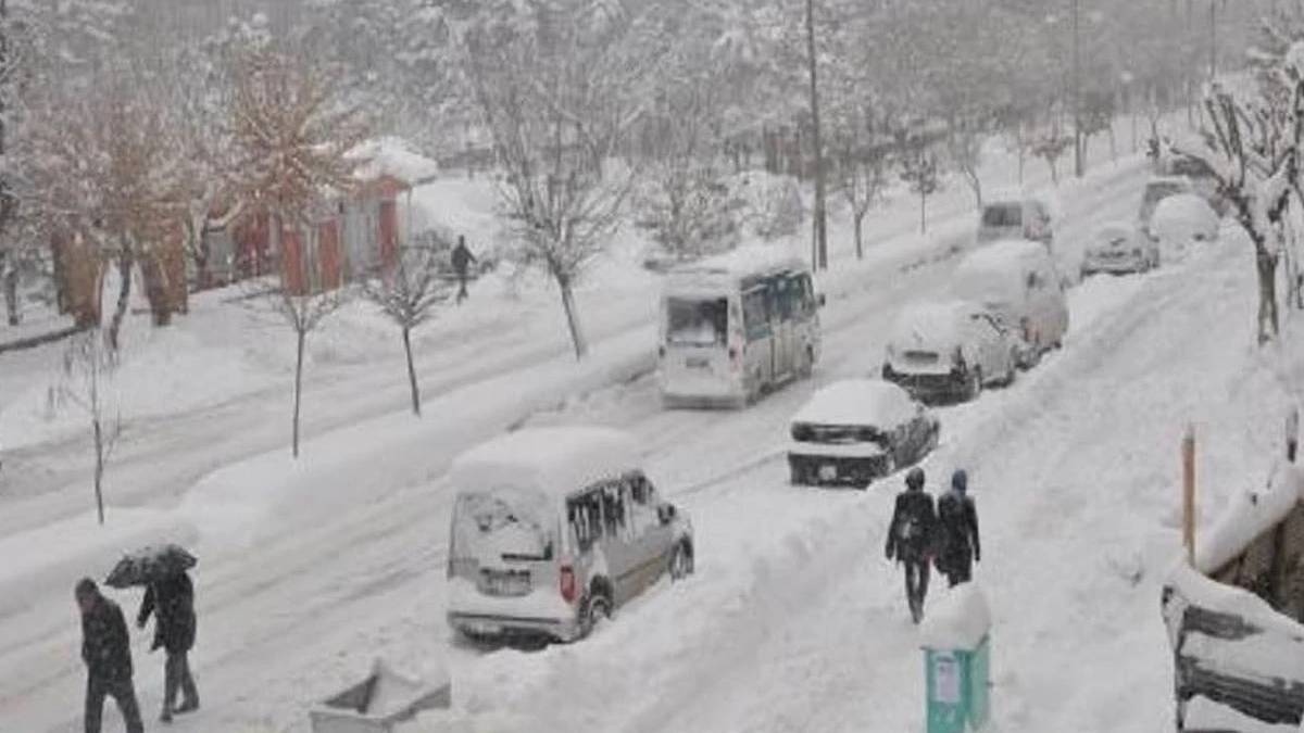 Kar Diyarbakır’da hayatı durma noktasına getirdi: Uçuşlar durdu, kuvvetli kar ve çığ uyarısı