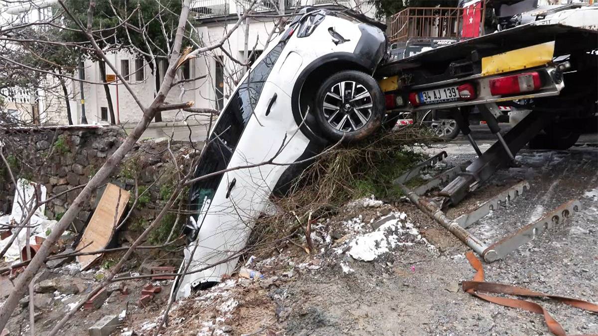 Üsküdar'da kayan otomobil bahçeye düştü: 3 yaralı