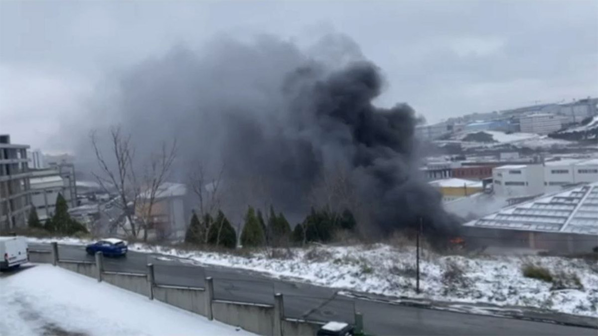Arnavutköy'de fabrika yangını! İtfaiye ekipleri müdahale etti