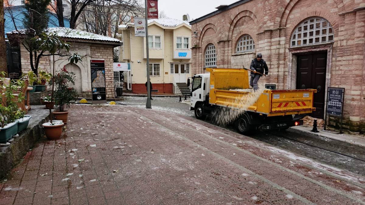 Fatih’te kar mesaisi: 350 personel, 80 araç sahada